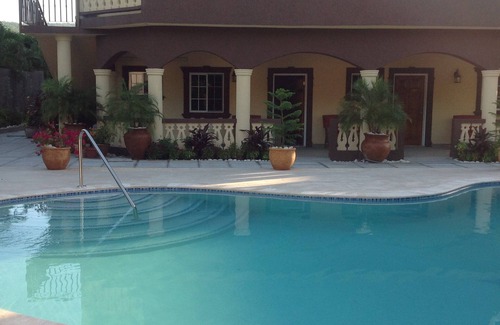 Runaway Bay Apartamento | Pool View Two Bedroom Apartment with En-Suite, Open Kitchen and Living Room