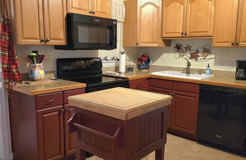 St. Marys Casa | KaiCozyCottage/Saltwater Pool/Walk to Ferry/Pets ok/ Fenced In Yard