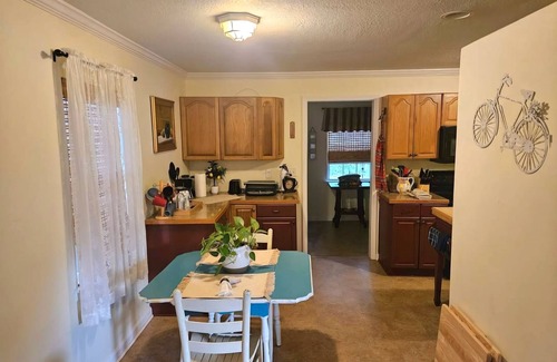 St. Marys Casa | KaiCozyCottage/Saltwater Pool/Walk to Ferry/Pets ok/ Fenced In Yard