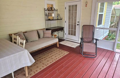 St. Marys Casa | KaiCozyCottage/Saltwater Pool/Walk to Ferry/Pets ok/ Fenced In Yard
