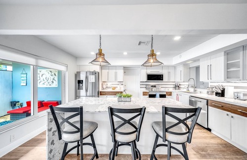Lake Ridge Casa | Pool & Waterfront! 5 Bedrooms + Close To Beach!