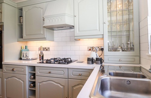 Portinscale Cabaña | POOLEY HOWE, pet friendly, with open fire in Keswick