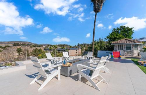 Allied Gardens Casa | Poolfire Pitking Bed Sunroom & Mountain Views!