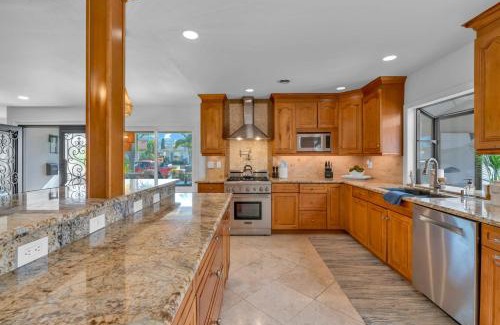 Allied Gardens Casa | Poolfire Pitking Bed Sunroom & Mountain Views!