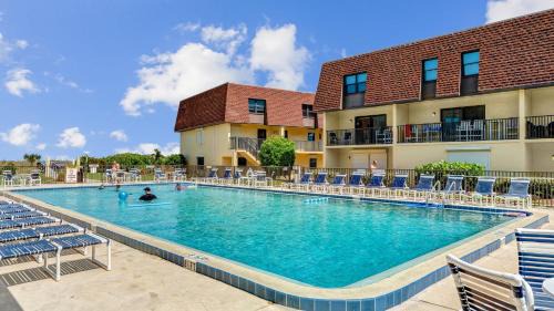 Avon By The Sea Casa | Poolfront 2BR Condo with BBQ Steps To Beach & Pier