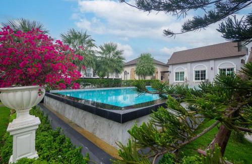Sam Wa Tawan Ok Villa | Poolfront Family House 13 Guests Near Fashion Island