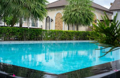 Sam Wa Tawan Ok Villa | Poolfront Family House 13 Guests Near Fashion Island