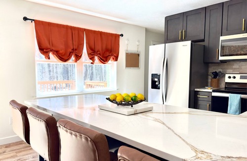 Thornhurst Otro | Pools & Beach Passes Included: Charming Arrowhead Lake Farmhouse with Hot Tub
