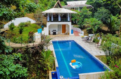 Tres Ríos Hotel | Pools Bungalow at Toucan