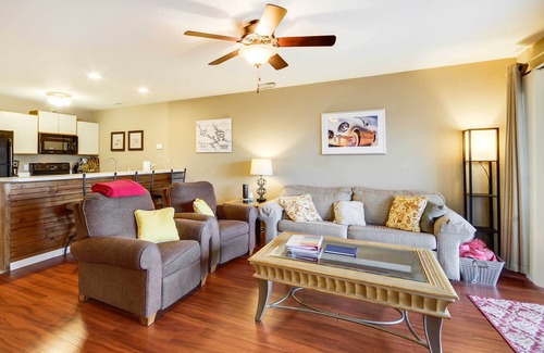 Osage Beach Condominio | Pools, Marina & Grill: Osage Beach Condo!