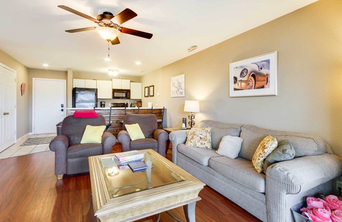 Osage Beach Condominio | Pools, Marina & Grill: Osage Beach Condo!