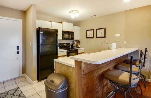 Osage Beach Condominio | Pools, Marina & Grill: Osage Beach Condo!