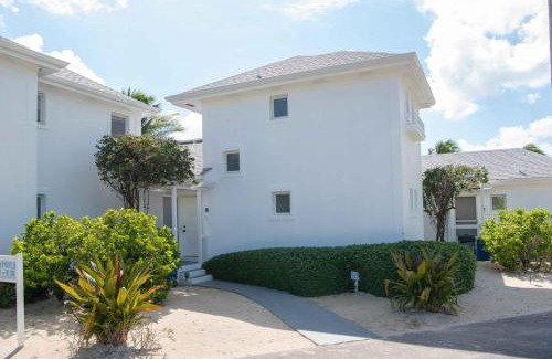 Rum Point Apartamento | Pools of the Kai 10