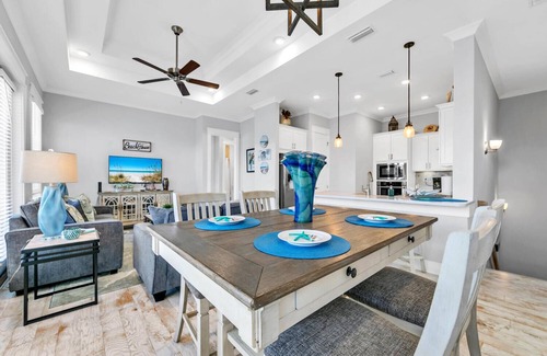 WaterSound Beach Casa | Pools! The Big Chill! Bikes! Charming 2-bedroom house in Prominence! Sleeps 6!