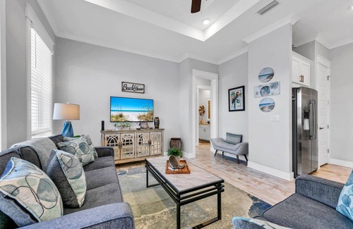 WaterSound Beach Casa | Pools! The Big Chill! Bikes! Charming 2-bedroom house in Prominence! Sleeps 6!