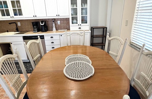 Harbor Village Condominio | Poolside 2BR Retreat Canal Dock 6 minutes Walk to the Beach