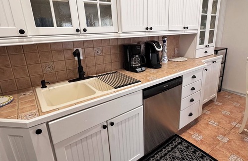 Harbor Village Condominio | Poolside 2BR Retreat Canal Dock 6 minutes Walk to the Beach
