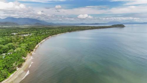 Port Douglas Apartamento | Poolside at Temple Resort - A Lush Tropical Escape
