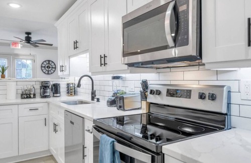 Tulane - Gravier Hotel | Poolside Bliss! Fun-Filled 7BR Stay near City Park