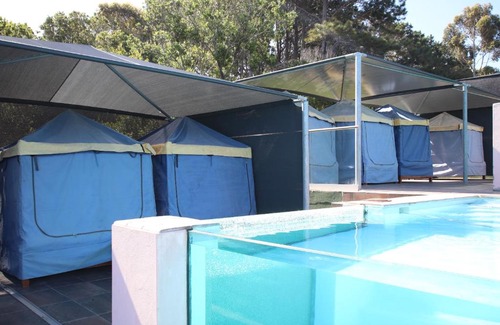 Robbehoek Otro | Poolside cabanas at Tsitsikamma on Sea