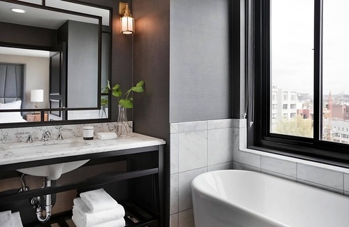 Logan Circle Casa | Poolside Dining on the Rooftop! Pets Allowed! Minutes to Washington Monument!