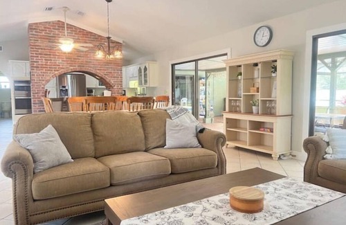 Ocklawaha Casa | Poolside Family Retreat- Near the Springs & Ocala National Forest. Pet friendly