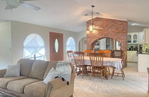 Ocklawaha Casa | Poolside Family Retreat- Near the Springs & Ocala National Forest. Pet friendly