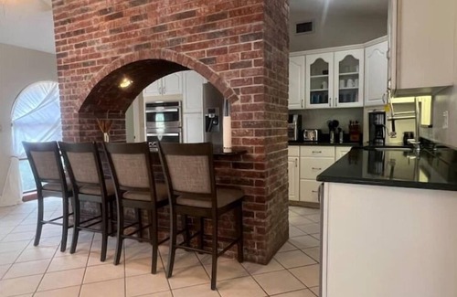 Ocklawaha Casa | Poolside Family Retreat- Near the Springs & Ocala National Forest. Pet friendly