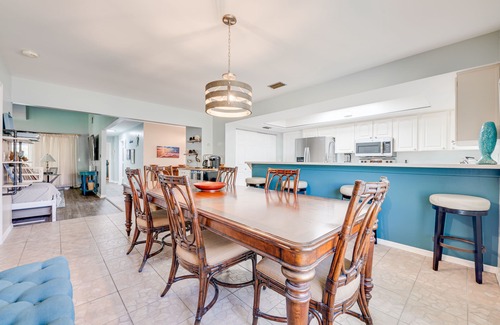 Lakewood Park Casa | Poolside Golf Paradise: 2 King Bdrms: Beaches 15 Min: Game room: Tee, Sun & Fun