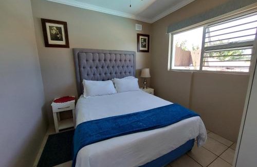 Umtentweni Casa | Poolside Guest House