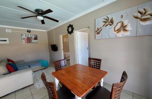 Umtentweni Casa | Poolside Guest House