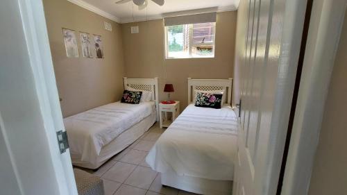 Umtentweni Casa | Poolside Guest House