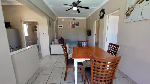 Umtentweni Casa | Poolside Guest House