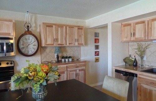 Mount Ida Apartamento | Poolside King Cabana with full kitchen, king bed, sleeper sofa and pool access. by RedAwning