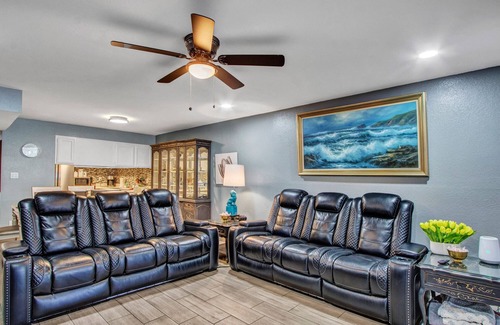 Desert Shores Apartamento | Poolside Luxury, Ground Level, 3 Bedroom Condo