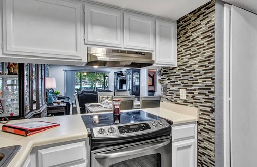 Desert Shores Apartamento | Poolside Luxury, Ground Level, 3 Bedroom Condo