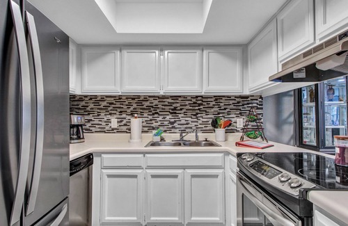 Desert Shores Apartamento | Poolside Luxury, Ground Level, 3 Bedroom Condo