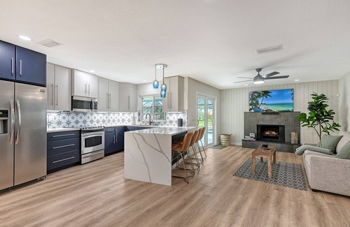 South Gate Ridge Casa | Poolside Oasis - Modern spacious 3 bedroom, 2 bathroom private pool home in Sarasota near Siesta Key