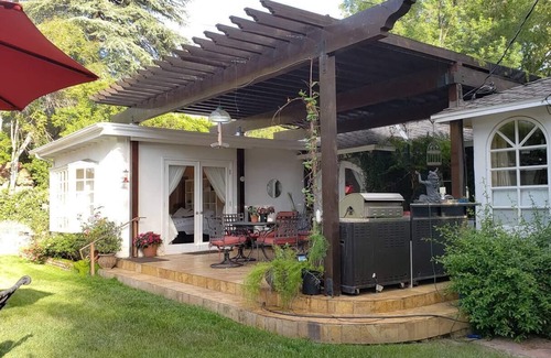Northridge Apartamento | Poolside Oasis King /Parking/Netflex/ BBQ/Spa/Laundry 1 Acre Gated Estate !!