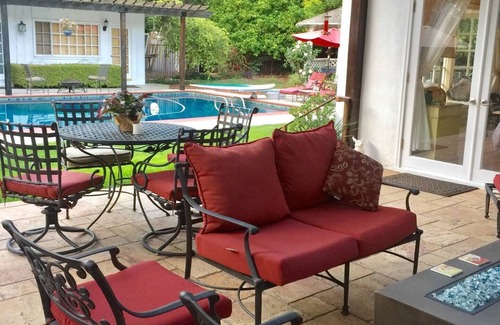 Northridge Apartamento | Poolside Oasis King /Parking/Netflex/ BBQ/Spa/Laundry 1 Acre Gated Estate !!