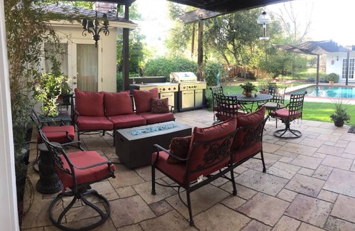 Northridge Apartamento | Poolside Oasis King /Parking/Netflex/ BBQ/Spa/Laundry 1 Acre Gated Estate !!