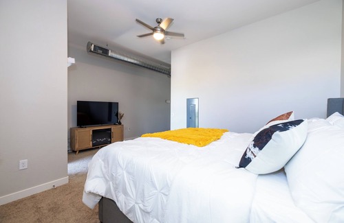 South Mountain Condominio | Poolside Oasis with King Bed, Mountain Retreat, Hiking Trails