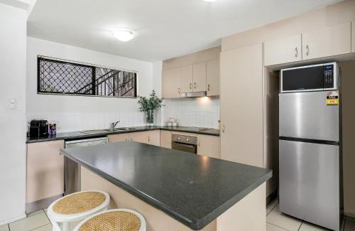 Parramatta Park Apartamento | Poolside on Martyn - Relax by the Resort Pool