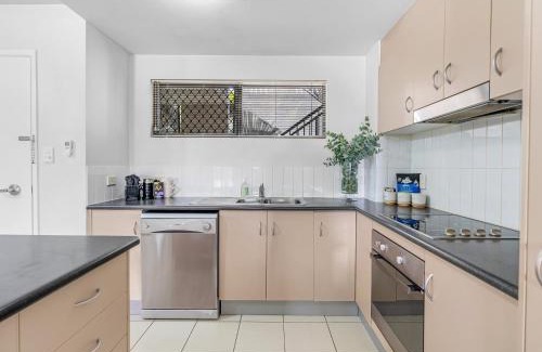 Parramatta Park Apartamento | Poolside on Martyn - Relax by the Resort Pool