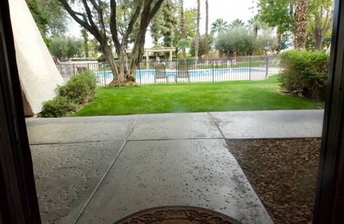 Racquet Club West Condominio | Poolside Palm Springs Getaway