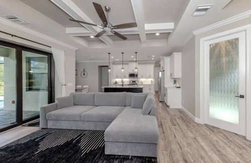Port Charlotte Casa | Poolside Palms Getaway