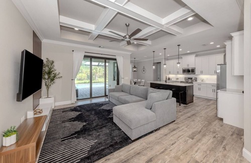 Port Charlotte Casa | Poolside Palms Getaway