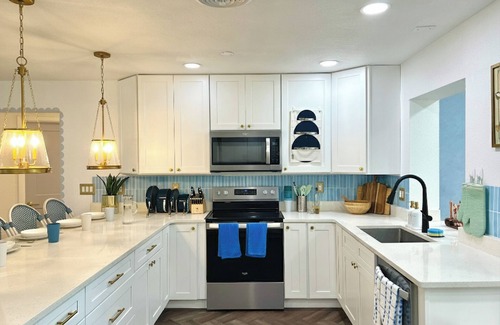 Melbourne Casa | Poolside Paradise: Cabana, PingPong, Alfresco, Near Beach & Downtown, Sleep 12+