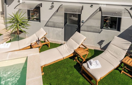 Sao Mamede de Infesta Apartamento | Poolside Duo Retreat, Silva Brinco by HostWise