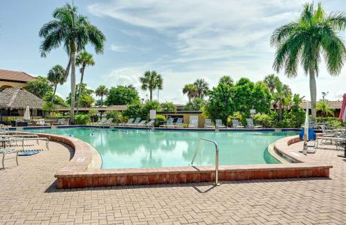 Naples Apartamento | Poolside Relaxation Resort Condo in Naples!